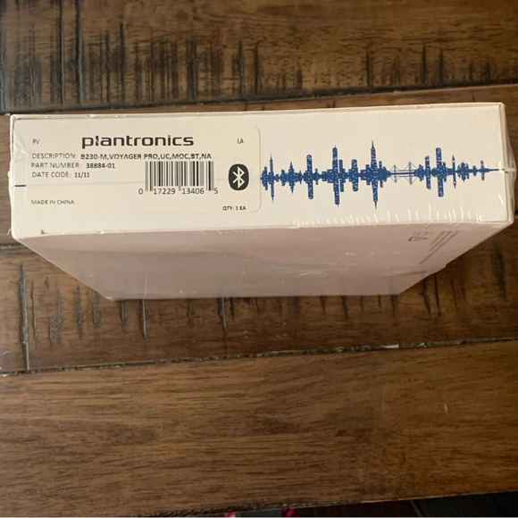 Plantronics Voyager PRO UC V2 B230-M Bluetooth Wireless Mobile PC Headset System - Picture 5 of 11